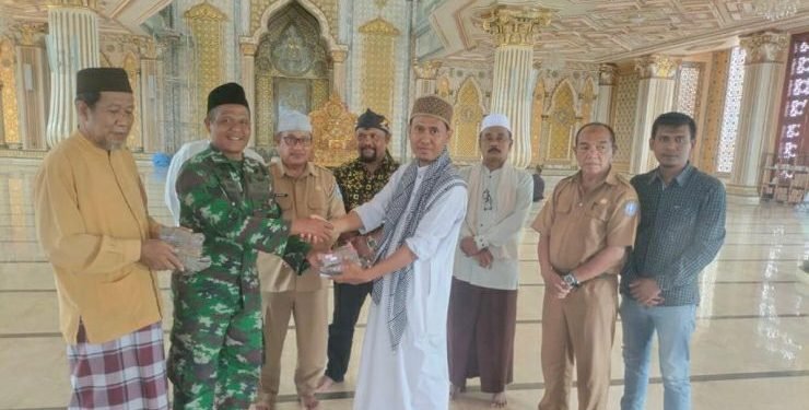 Ustadz Idrus Lesmana mewakili Paguyuban Jawa Barat di Kabupaten Jayapura menerima secara simbolis donasi bencana Cianjur.