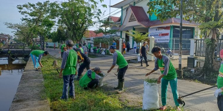Aksi bersih lingkungan LDII Pontianak, Kalimantan Barat.