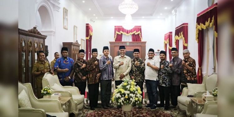 Gubernur Mahyeldi Ansharullah saat menerima kunjungan Pengurus DPW LDII Provinsi Sumatera Barat di Istana Gubernuran Sumbar (foto: Ist)