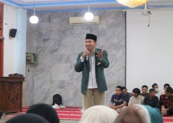 Ketua PC LDII Pancoran Mas memberikan pembekalan materi pada Pengajian Akhir Tahun.
