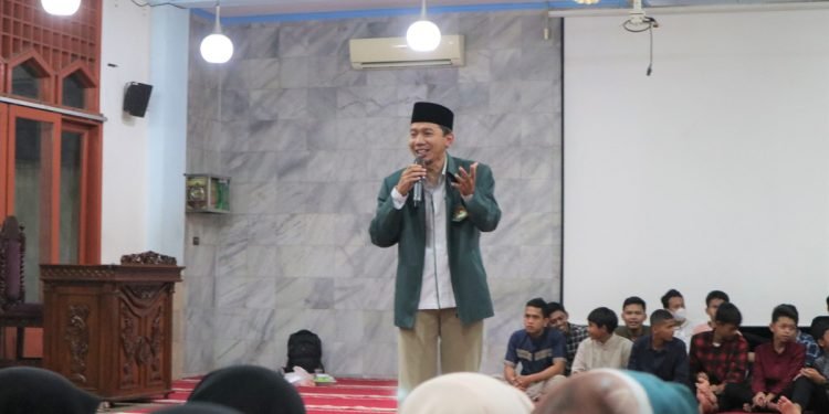 Ketua PC LDII Pancoran Mas memberikan pembekalan materi pada Pengajian Akhir Tahun.