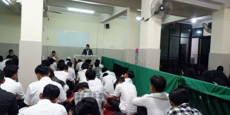 Pondok Pesantren (Ponpes) Bina Indonesia Gemilang Boarding School (BIG BOS) yang berada dibawah naungan Pimpinan Cabang (PC) LDII Limo, menyelenggarakan "Pembekalan Wawasan Kebangsaan" di Masjid Baitul Malik Depok. Foto: LINES.