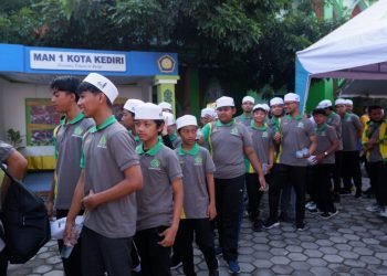 Santri Ponpes Wali Barokah Kediri turut menyemarakkan peringatan Hari Amal Bhakti (HAB) Kemenag ke-77 tahun 2023. (LINES)