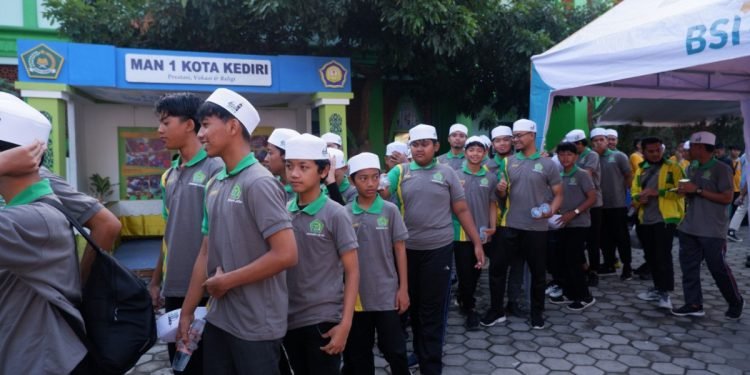 Santri Ponpes Wali Barokah Kediri turut menyemarakkan peringatan Hari Amal Bhakti (HAB) Kemenag ke-77 tahun 2023. (LINES)