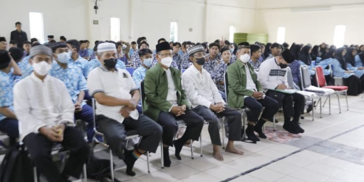 Warga LDII Cimahi  mengikuti penyuluhan dalam program Jaksa Masuk pesantren (LINES).
