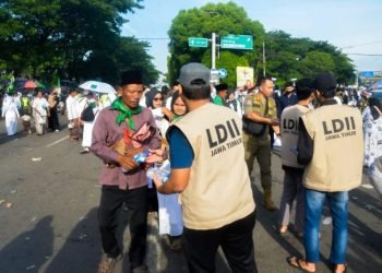 Selain membagikan 12 ribu botol air minum dan makanan ringan, Pemuda LDII Jatim juga menyediakan satu unit ambulans beserta tim tenaga medis yang disiagakan untuk membantu warga NU dalam puncak Harlah. (LINES)
