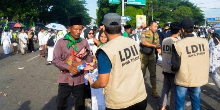 Selain membagikan 12 ribu botol air minum dan makanan ringan, Pemuda LDII Jatim juga menyediakan satu unit ambulans beserta tim tenaga medis yang disiagakan untuk membantu warga NU dalam puncak Harlah. (LINES)