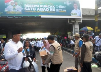 DPW LDII Jawa Timur, menyumbangkan 12 ribu botol air mineral, yang dibagikan dalam acara Resepsi Puncak Acara Harlah 1 Abad NU (Nahdlatul Ulama) pada hari Selasa (7/2). (LINES)
