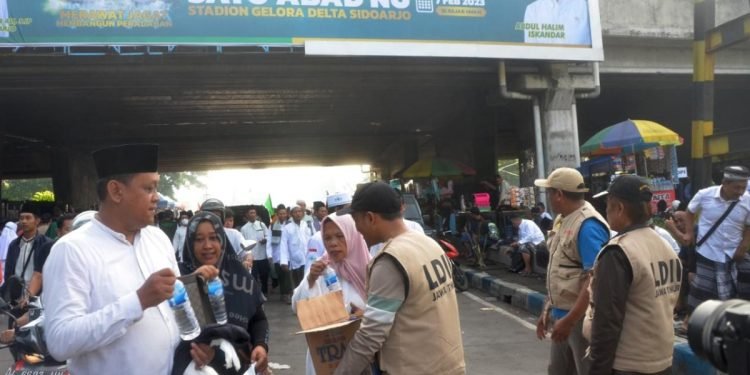 DPW LDII Jawa Timur, menyumbangkan 12 ribu botol air mineral, yang dibagikan dalam acara Resepsi Puncak Acara Harlah 1 Abad NU (Nahdlatul Ulama) pada hari Selasa (7/2). (LINES)