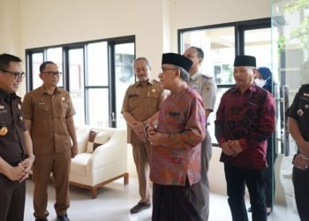Pengasuh Ponpes Al Ubaidah, Habib Ubaid saat akan memberikan tausiyah pada acara di Kejari Nganjuk. (LINES)