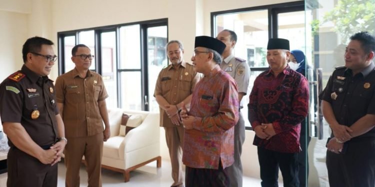 Pengasuh Ponpes Al Ubaidah, Habib Ubaid saat akan memberikan tausiyah pada acara di Kejari Nganjuk. (LINES)
