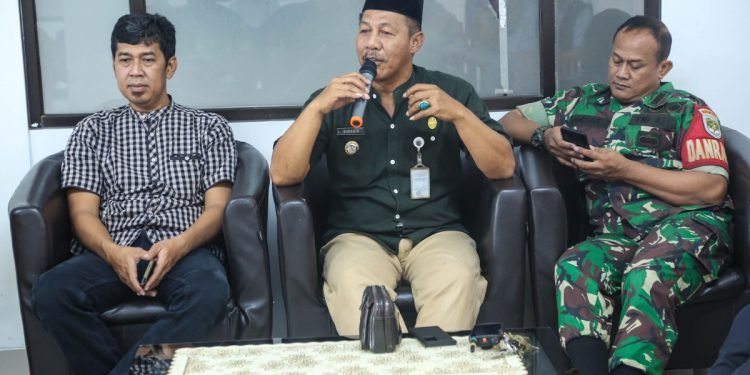 Camat Limo, Sudadih dalam memimpin rapat 3 pilar di PC LDII Kecamatan Limo. (LINES)