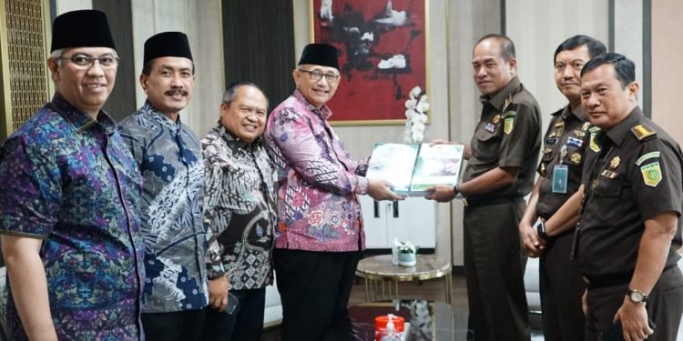 Jajaran Pengurus DPP LDII saat audiensi dengan Kejagung RI. (LINES)
