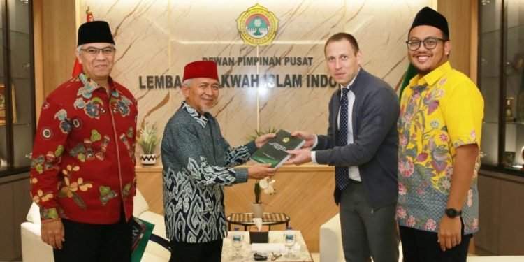 Sekretaris III Kedubes Federasi Rusia Dmitry Kostin berkunjung ke kantor DPP LDII beberapa waktu lalu. (LINES).
