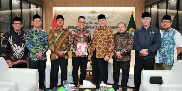 Ketua Komite III DPD RI, Hasan Basri beserta jajaran mengunjungi DPP LDII. Foto: LINES.