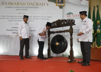 Penjabat (Pj) Wali Kota Cimahi, Dikdik Suratno Nugrahawan saat membuka Musyawarah Daerah (Musda) V LDII Kota Cimahi. (LINES)