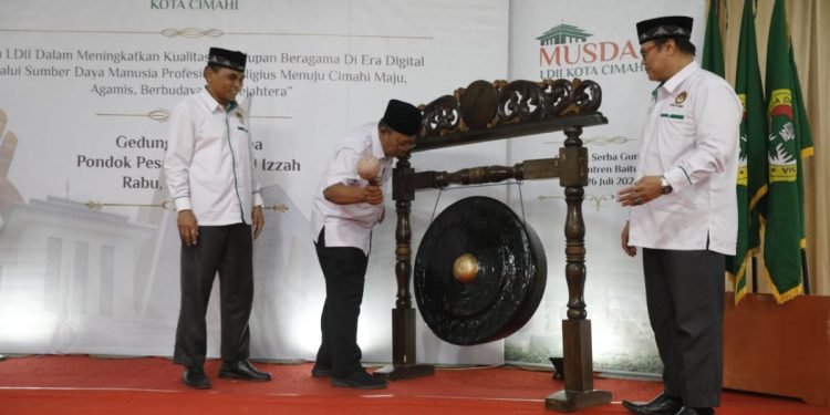 Penjabat (Pj) Wali Kota Cimahi, Dikdik Suratno Nugrahawan saat membuka Musyawarah Daerah (Musda) V LDII Kota Cimahi. (LINES)