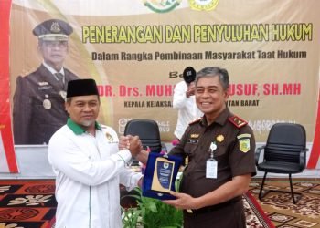 Ketua DPW LDII Kalimantan Barat bersama Kajati. (LINES).