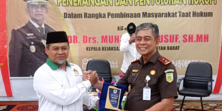 Ketua DPW LDII Kalimantan Barat bersama Kajati. (LINES).