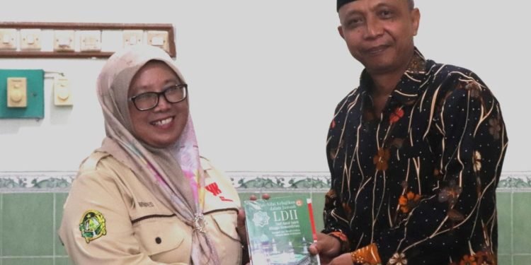 Sekretaris Kepala Bakesbangpol Kota Yogyakarta Widyastuti, S.S., M.Hum bersama , Ketua DPD LDII Kota Yogyakarta H. Herman Suherman, S.H (LINES).