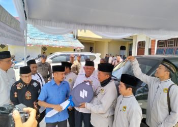 BANTUAN: Wali Kota Palangka Raya Fairid Naparin (baju biru) menyerahkan secara simbolik mobil operasional kepada Ketua DPD LDII Kota Palangka Raya HM Cholidin di halaman Masjid Jamiatul Amaliyah, Minggu (13/8). Foto: Imam Maftuh