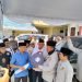 BANTUAN: Wali Kota Palangka Raya Fairid Naparin (baju biru) menyerahkan secara simbolik mobil operasional kepada Ketua DPD LDII Kota Palangka Raya HM Cholidin di halaman Masjid Jamiatul Amaliyah, Minggu (13/8). Foto: Imam Maftuh