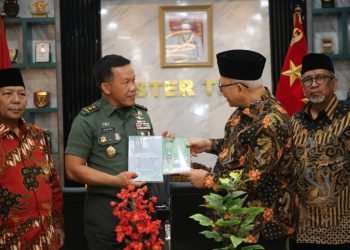 Asisten Teritorial (Aster) Panglima TNI Mayjen TNI Mochamad Syafei Kasno saat menerima kunjungan Ketua Umum DPP LDII, KH Chriswanto Santoso. (LINES)
