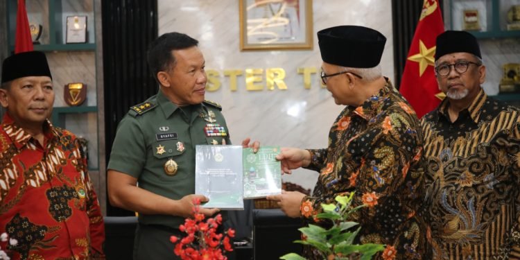 Asisten Teritorial (Aster) Panglima TNI Mayjen TNI Mochamad Syafei Kasno saat menerima kunjungan Ketua Umum DPP LDII, KH Chriswanto Santoso. (LINES)