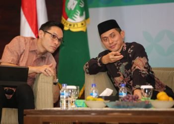 Staf Ahli Mendikbudristek Bidang Hubungan Kelembagaan dan Masyarakat Muhammad Adlin sedang berbincang dengan Ben Kasyafani. (21/10)