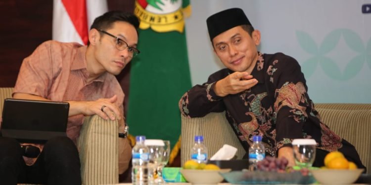 Staf Ahli Mendikbudristek Bidang Hubungan Kelembagaan dan Masyarakat Muhammad Adlin sedang berbincang dengan Ben Kasyafani. (21/10)