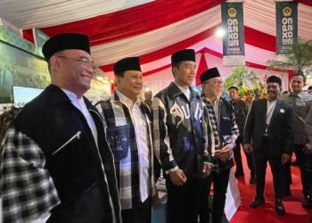 Presiden Jokowi dan beberapa menteri membeli baju rancangan Callista Aldenia remaja LDII asal Jawa Barat. (LINES)