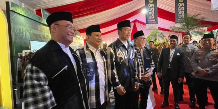 Presiden Jokowi dan beberapa menteri membeli baju rancangan Callista Aldenia remaja LDII asal Jawa Barat. (LINES)