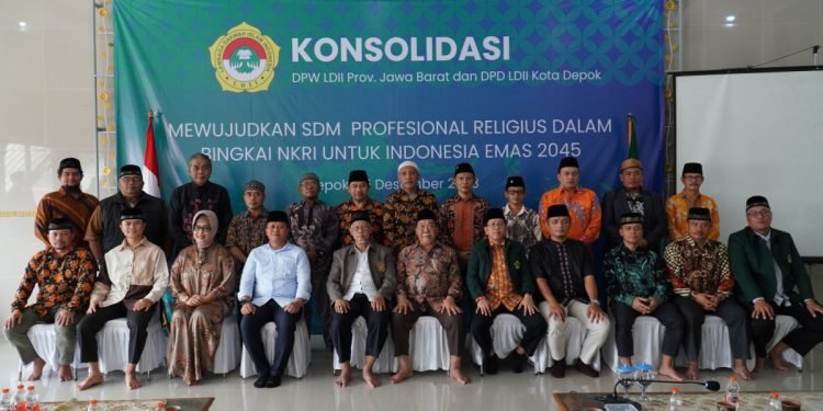 Jajaran Pengurus DPD LDII Kota Depok dan DPW LDII Jawa Barat bersama Pemateri dalam Konsolidasi Organisasi (LINES).