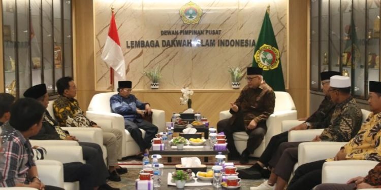 Ketua Umum DPP LDII dan Ketua Umum MDI beserta jajaran pengurus.(LINES)