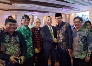 Ketua DPW LDII Sulawesi Selatan dengan Pangdam XIV Hassanuddin. (LINES)