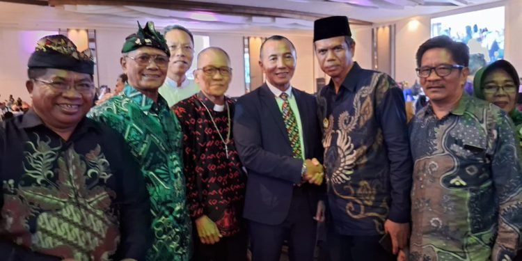 Ketua DPW LDII Sulawesi Selatan dengan Pangdam XIV Hassanuddin. (LINES)
