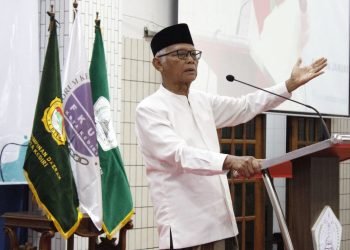 Ketua Umum MUI Pusat KH Anwar Iskandar saat memberikan tausiah pada deklarasi Pemilu Damai di Ponpes Wali Barokah Kediri. (LINES)
