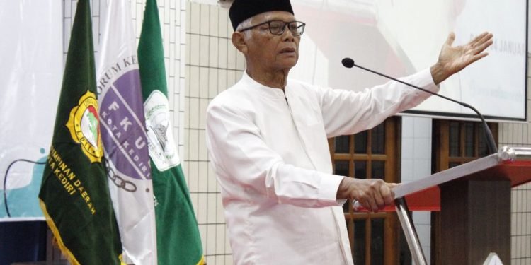 Ketua Umum MUI Pusat KH Anwar Iskandar saat memberikan tausiah pada deklarasi Pemilu Damai di Ponpes Wali Barokah Kediri. (LINES)