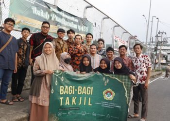 Pengurus dan Muda-mudi LDII Beji saat berbagi takjil di Jl. M. Usman Beji Depok, Sabtu (23/3) LINES.
