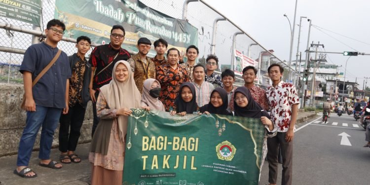 Pengurus dan Muda-mudi LDII Beji saat berbagi takjil di Jl. M. Usman Beji Depok, Sabtu (23/3) LINES.