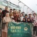 Pengurus dan Muda-mudi LDII Beji saat berbagi takjil di Jl. M. Usman Beji Depok, Sabtu (23/3) LINES.