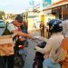 Pengurus PC LDII Pancoran Mas bersama anggota Pramuka SAKO SPN saat membagikan paket takjil kepada pengguna jalan Pitara Pancoran Mas Depok, Jumat (22/3). (LINES)