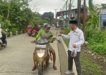 Pengurus PC LDII Limo saat pembagian takjil di Jl. Pramuka Grogol, LImo Depok Jumat (22/3). LINES