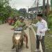Pengurus PC LDII Limo saat pembagian takjil di Jl. Pramuka Grogol, LImo Depok Jumat (22/3). LINES