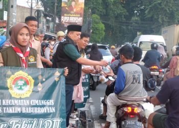 Suasana pembagian takjil PC LDII Cimanggis dan PC LDII Tapos di Jl. Akses UI, Kelapa Dua Depok, (22/3). Foto: LINES