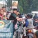 Suasana pembagian takjil PC LDII Cimanggis dan PC LDII Tapos di Jl. Akses UI, Kelapa Dua Depok, (22/3). Foto: LINES
