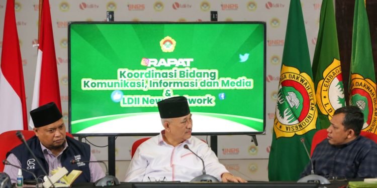 Ketua Umum DPP LDII KH Chriswanto Santoso didampingi Korbid KIM DPP LDII Rulli Kuswahyudi dan Ketua Departemen KIM DPP LDII Ludhy Cahyana saat membuka Rapat Koordinasi KIM DPP LDII pada Sabtu (23/3). Foto: LINES.