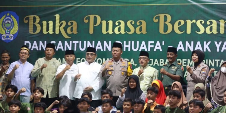 Pengasuh Pondok Pesantren Al Ubaidah beserta Forkompimda Nganjuk. (LINES)