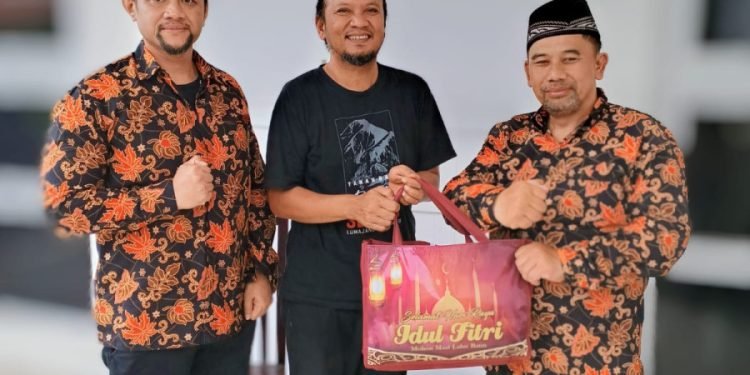 Camat Beji, Hendar Fradesa saat menerima silaturahmi Pimpinan Cabang LDII Kecamatan Beji (6/4) Foto: Dok LDII