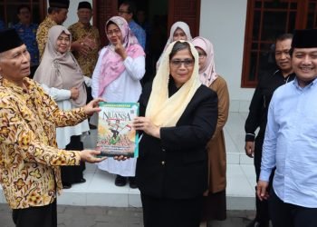 Pj Wali Kota Kediri Zanariah bersama Forkompimda saat berkunjung ke Ponpes Wali Barokah. Foto: Dok. Ponpes Wali Barokah